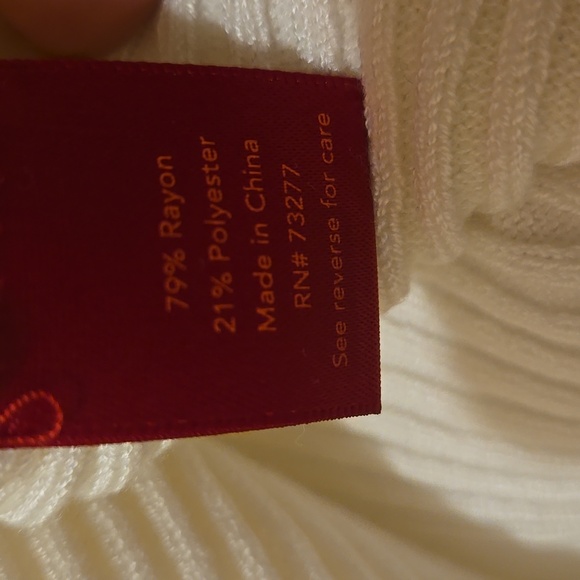 Jennifer Lopez White Sweater - Picture 3 of 3